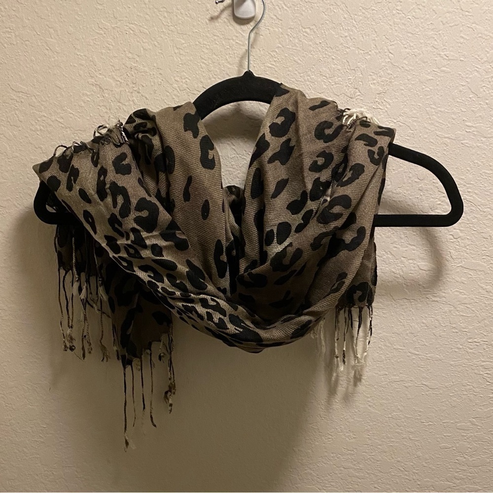 Leopard two-tone fringe scarf